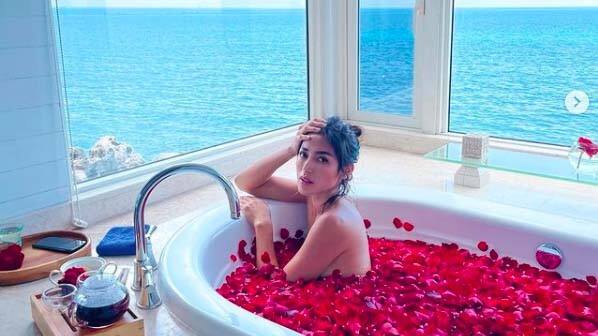 Seksi Jessica Iskandar Mandi Kembang, Netizen: Siapa yang Motret?