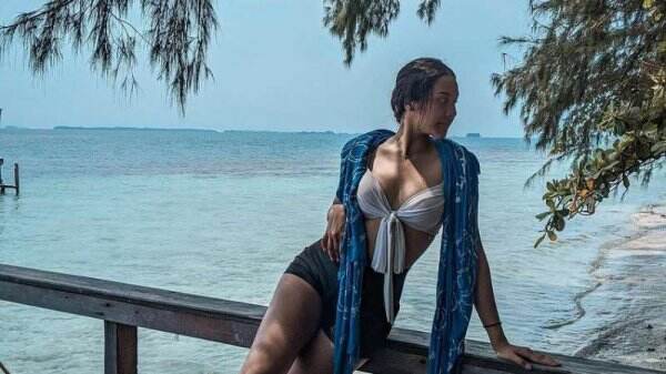 Lebaran, Anya Geraldine Pamer Pose Menggoda Pakai Bikini, Netizen Terbelalak: Bikin Basah
