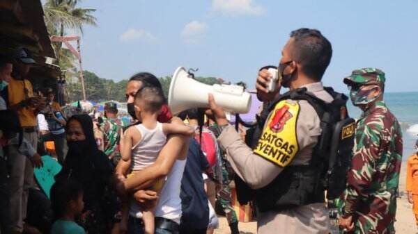Kepalang Masuk dan Asyik Berenang, Pengunjung Pantai Anyer Didatangi Polisi Lalu Dibubarkan