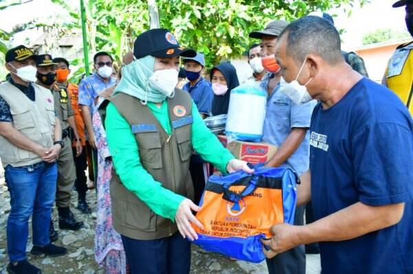 Bupati Musi Rawas Salurkan Bantuan untuk Korban Banjir