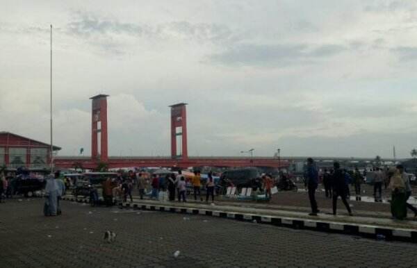 Petugas Usir Pengunjung dan PKL di BKB Palembang