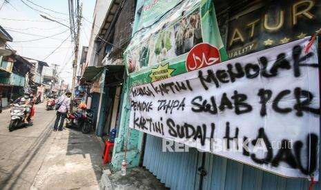 In Picture: Spanduk Peringatan Agar Pemudik Membawa Surat Bebas Covid-19