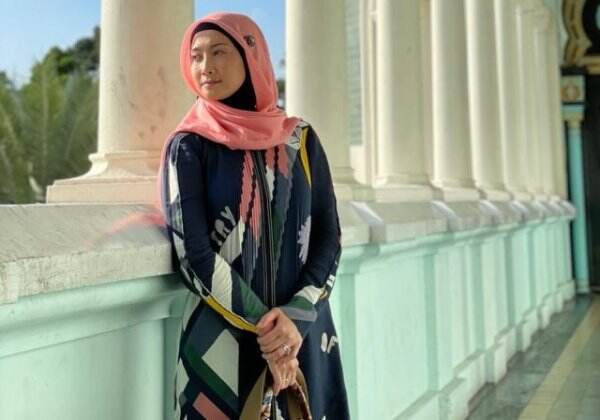 Intip 5 Gaya Hijab Desy Ratnasari, Awet Muda dan Tetap Memesona