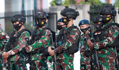 Jenazah Personel TNI yang Meninggal di Papua Tiba di Ambon
