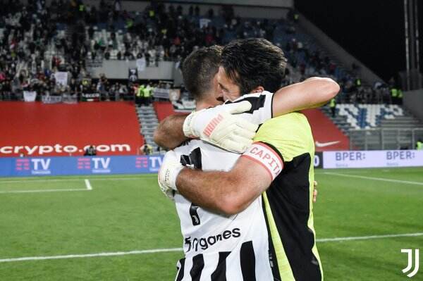Gianluigi Buffon Menangi Coppa Italia dengan Ayah dan Anak