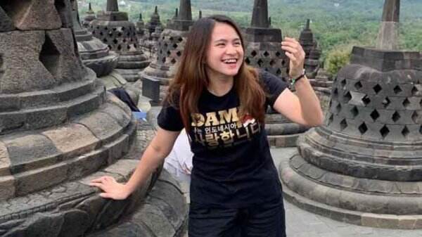 Gendong `Anak Kesayangan`, Melati Daeva Tersenyum Semringah