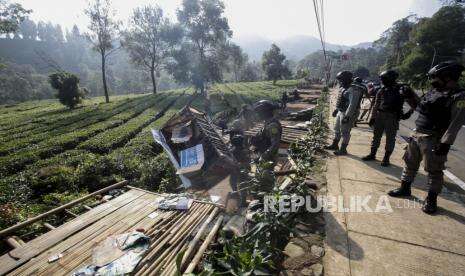 Ratusan Lapak PKL di Puncak Ditertibkan Petugas