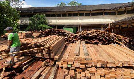 Polhut NTB Ungkap Modus Penyelundupan Kayu Hasil Perambahan