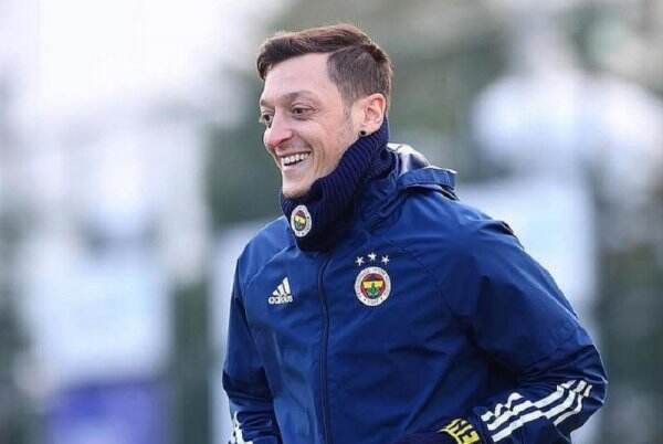 Pakai GIF Film Braveheart, Ozil Ledek Inggris yang Imbang dengan Skotlandia