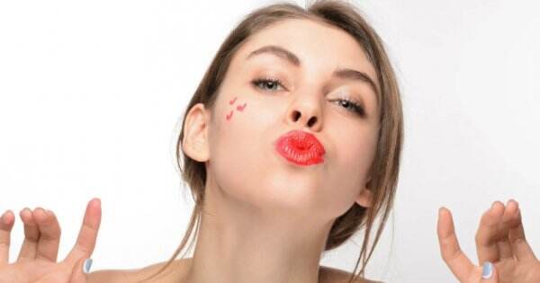 Agar Wajah Makin Fresh, Intip Pilihan Warna Lipstik untuk Bibir Hitam
