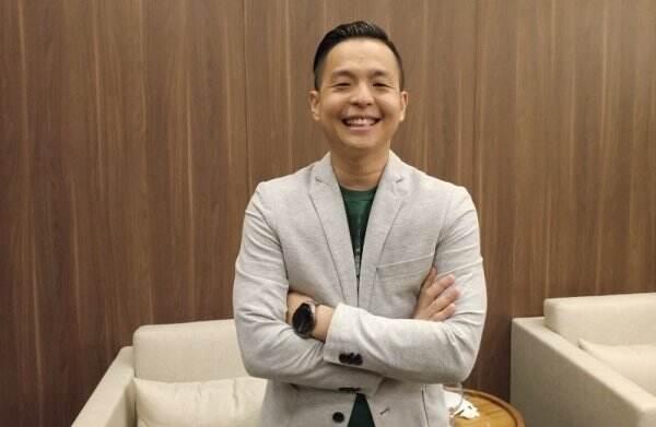 Kasus COVID-19 Tembus 20 Ribu per Hari, Ernest Prakasa Sentil Penyebar Teori Konspirasi