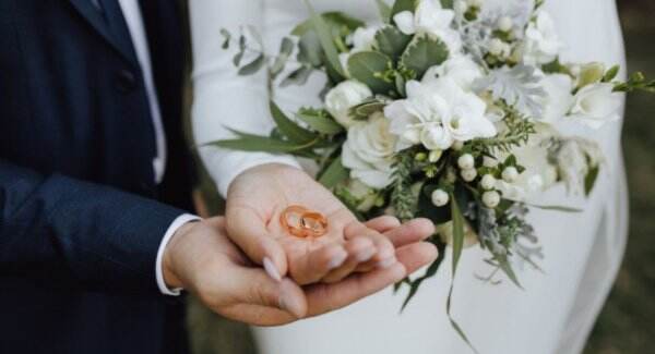 Tak Banyak yang Tahu, Ini 5 Perbedaan Cincin Nikah dan Tunangan