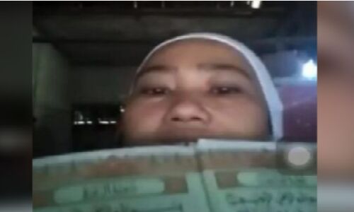 Viral Video Perempuan Injak-injak Al Quran Sambil Keluarkan Kata-kata Kotor