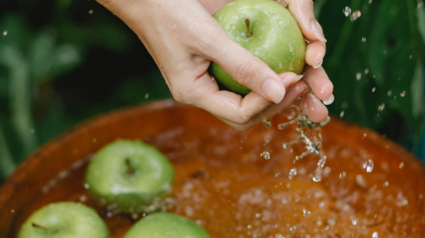 Biar Tetap Higienis, Begini Cara Benar Mencuci Buah dan Sayur Menurut Ahli
