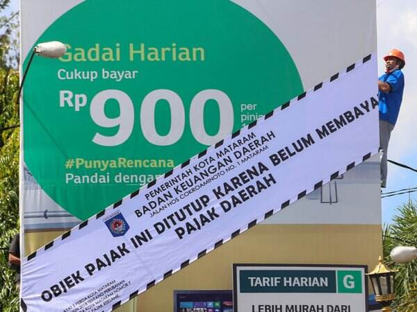 Belum Bayar Pajak, Papan Reklame Ditempeli Stiker BKD Mataram