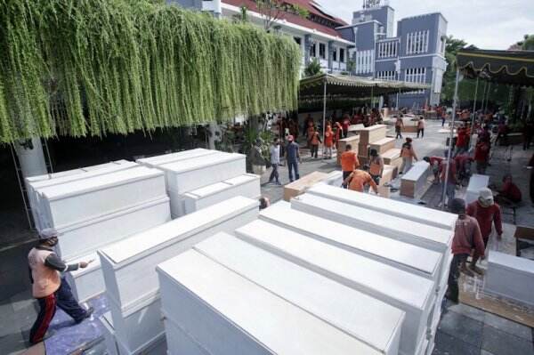 Wali Kota Surabaya Eri Cahyadi Minta Satu Hari Buat 100 Peti Mati