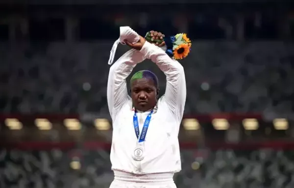 Silangkan Tangan di Podium, Atlet Tolak Peluru Ini Diselidiki Komite Olimpiade Internasional