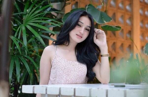 Dari Modelling hingga Nyanyi, Alka Herlianda Didukung Penuh Suami