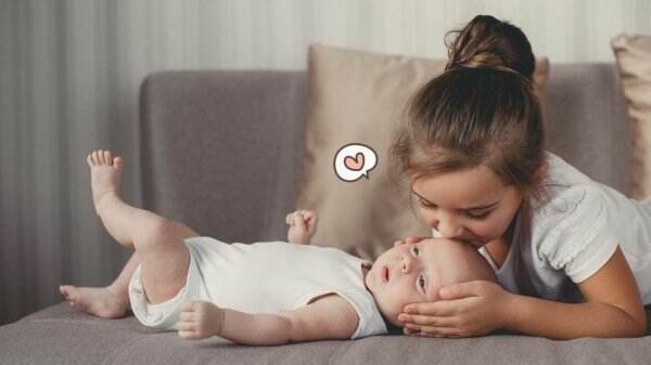7 Tips Mengenalkan Adik yang Baru Lahir pada Si Sulung, Harus Banget Dicoba Ya Moms!
