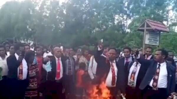 "Kitong Bakar Vaksin dan Korona," Tokoh Agama Papua Mengaku Tak Percaya Covid-19 Sampai Yesus Datang