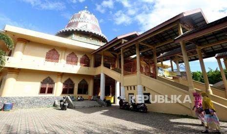 Mendahulukan Kaki Kanan Saat Masuk Masjid, Mengapa?