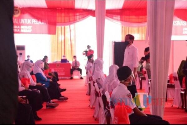 Tinjau Vaksinasi Pelajar di Madiun, Presiden Jokowi Minta Bupati Segera Habiskan Stok