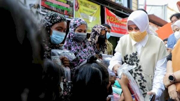 Indira Jusuf Ismail Salurkan Bantuan pada Korban Kebakaran di Kampung Lepping