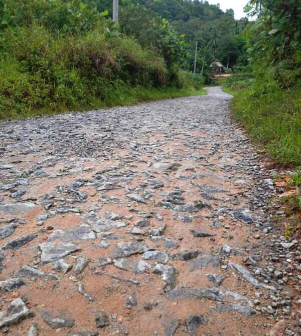 Pengendara Motor Dilarang Jatuh di Jalan Desa Selemam, ini Alasannya