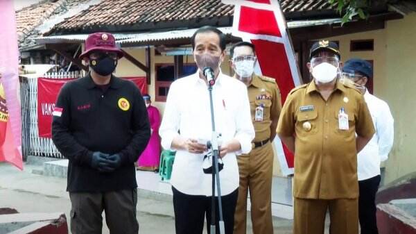 Jokowi Tinjau Vaksinasi Door to Door Yang Digelar BIN