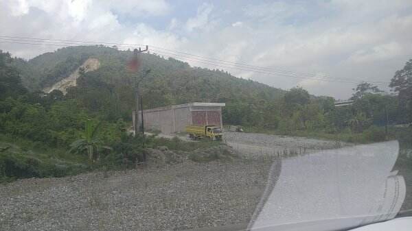 Video Penampakan Dam Truk Keluar dari Lokasi Tambang Galian C Illegal di Siulak