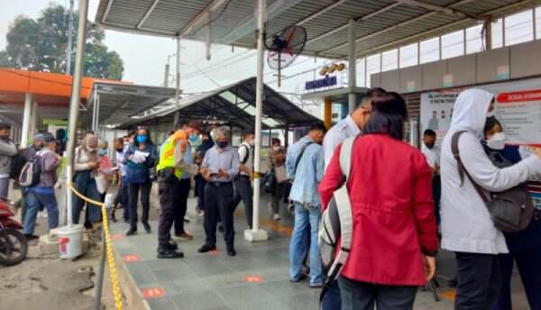 Uji Coba Aplikasi PeduliLindungi, Stasiun Depok Terpantau Padat