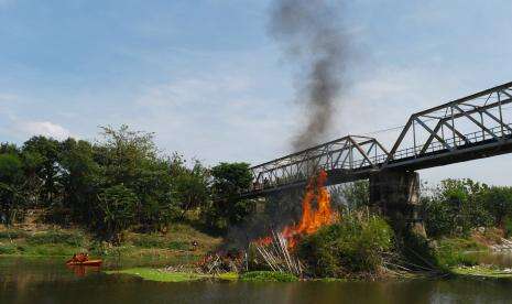 In Picture: Pembersihan Sungai Madiun Guna Mitigasi Bencana