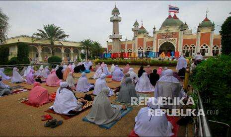 Muslim Thailand Sholat di Masjid dengan Sejumlah Syarat