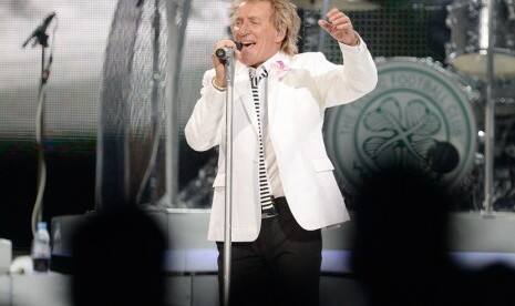 Rod Stewart Minta Penggemar Tetap Jaga Jarak