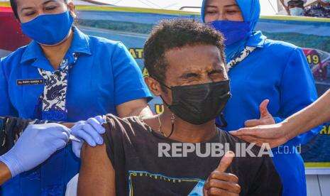 TNI-Polri Bantu Vaksinasi di Perbatasan Indonesia-PNG