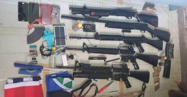 Prajurit TNI AD Tangkap Dua KKB, 5 Senpi dan Puluhan Amunisi Diamankan