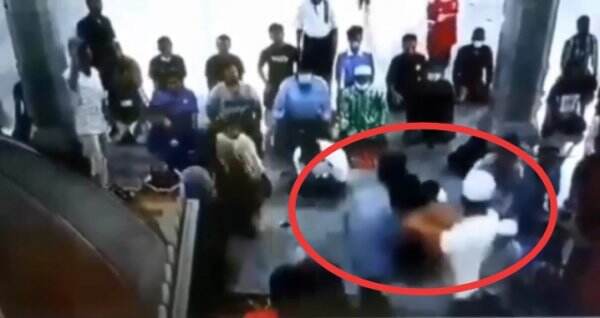 Gangguan Jiwa, ES Teriak Tuding Salat Imam Masjid Agung Cilegon Salah