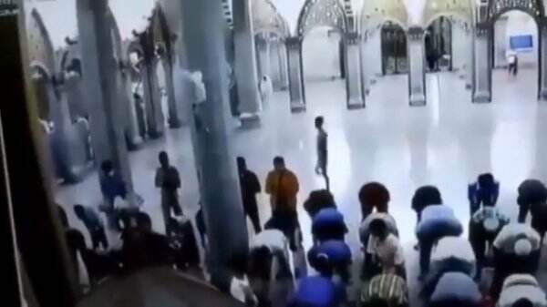 Pria Bercelana Pendek Nyelonong Lalu ‘Maki-maki’ Imam Masjid Agung Cilegon saat Khusyuk Salat Magrib