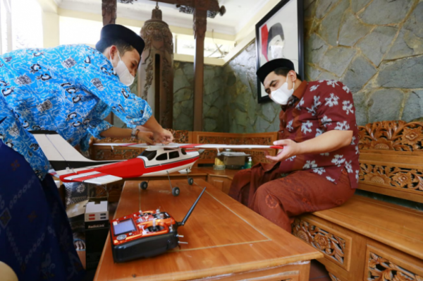 Wagub Yasin Promosikan Pesawat Aeromodeling Buatan Santri Al Mawa