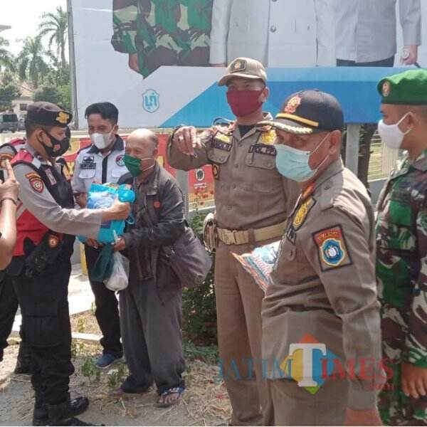 Berbagi Sembako, TNI-Polri di Lamongan Sosialisasi Prokes ke Masyarakat