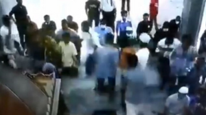 Viral Pria Bertelanjang Dada `Teriak` di Samping Imam saat Salat Berjamaah
