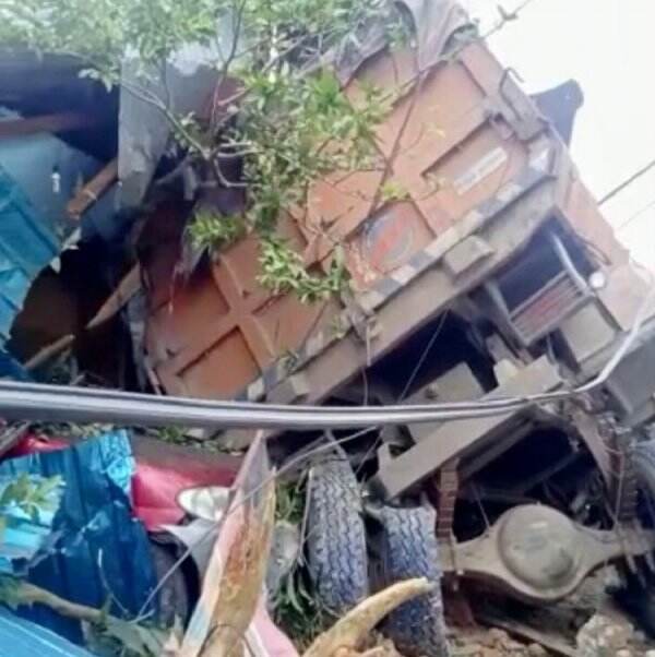 Busyeett.. Truk Segede Gaban Seruduk Rumah di Amuntai