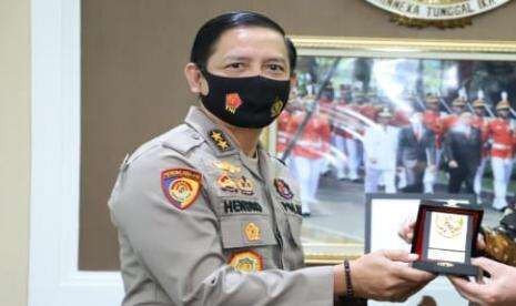 Kapolda Lampung Serahkan Hadiah Pemenang Lomba Folm