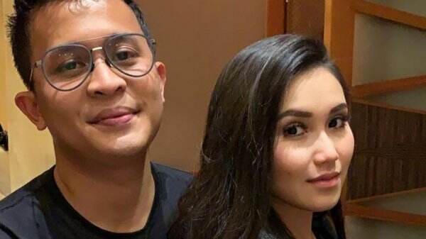 Berenang Bareng Pacar Adik di Pantai, Penampilan Seksi Ayu Ting Ting Berbikini Merah Jadi Omongan: Apa Gak Malu?!