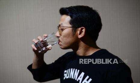 Selain Minum Sambil Berdiri, Apa yang Bikin Perut Membuncit?