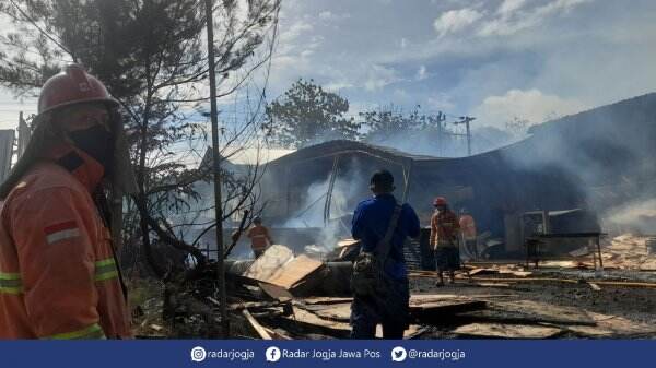 Pemilik Syok Lihat Pabrik Dilalap Si Jago Merah