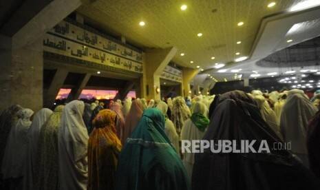 Sahkah Wanita Sholat tanpa Mengenakan Kaos Kaki?