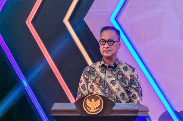 Agus Gumiwang Kartasasmita, Menteri Pecinta Batik