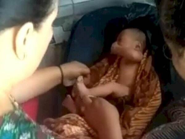 Bayi Merah Dibuang Orang Tuanya di Teras Rumah Warga, Masih Menggeliat-geliat