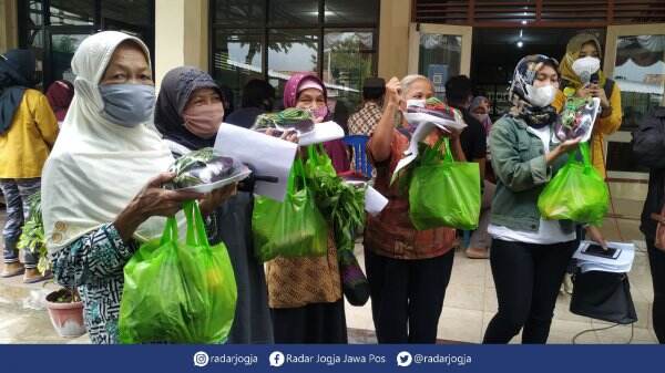 Ibu-Ibu Senang karena Tak Perlu Belanja